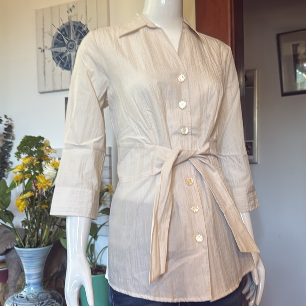 NWT northern reflections size small Women's Cream Button-Up Blouse